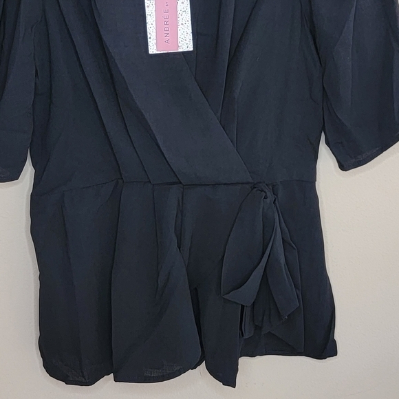 NWT Andree by Unit | Black Crossover Surplice Top with Peplum Hem Size Large - Picture 2 of 5